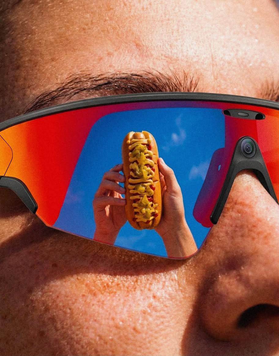 Visuel du restaurant PIKEL’S à GRENOBLE , reflet hotdogs dans verre de lunette de soleil