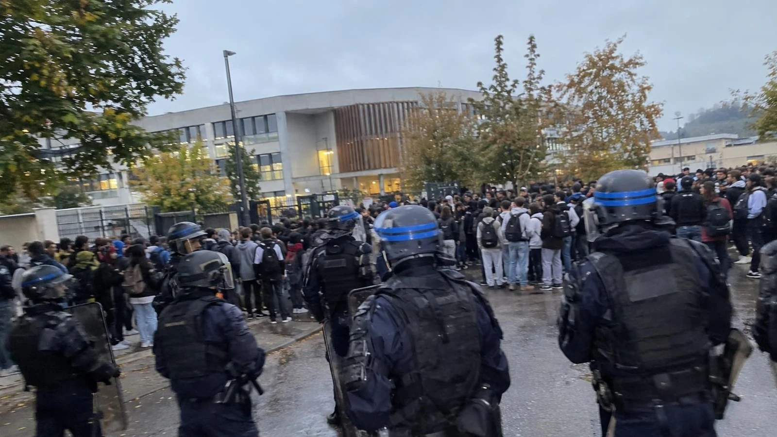 Illustration éditoriale contextuelle et non identifiable de Isère : 10 lycées bloqués, 10 personnes blessées et 17 interpellations à Vienne, Saint-Romain-en-Gal, Bourgoin-Jallieu et Grenoble, Isère