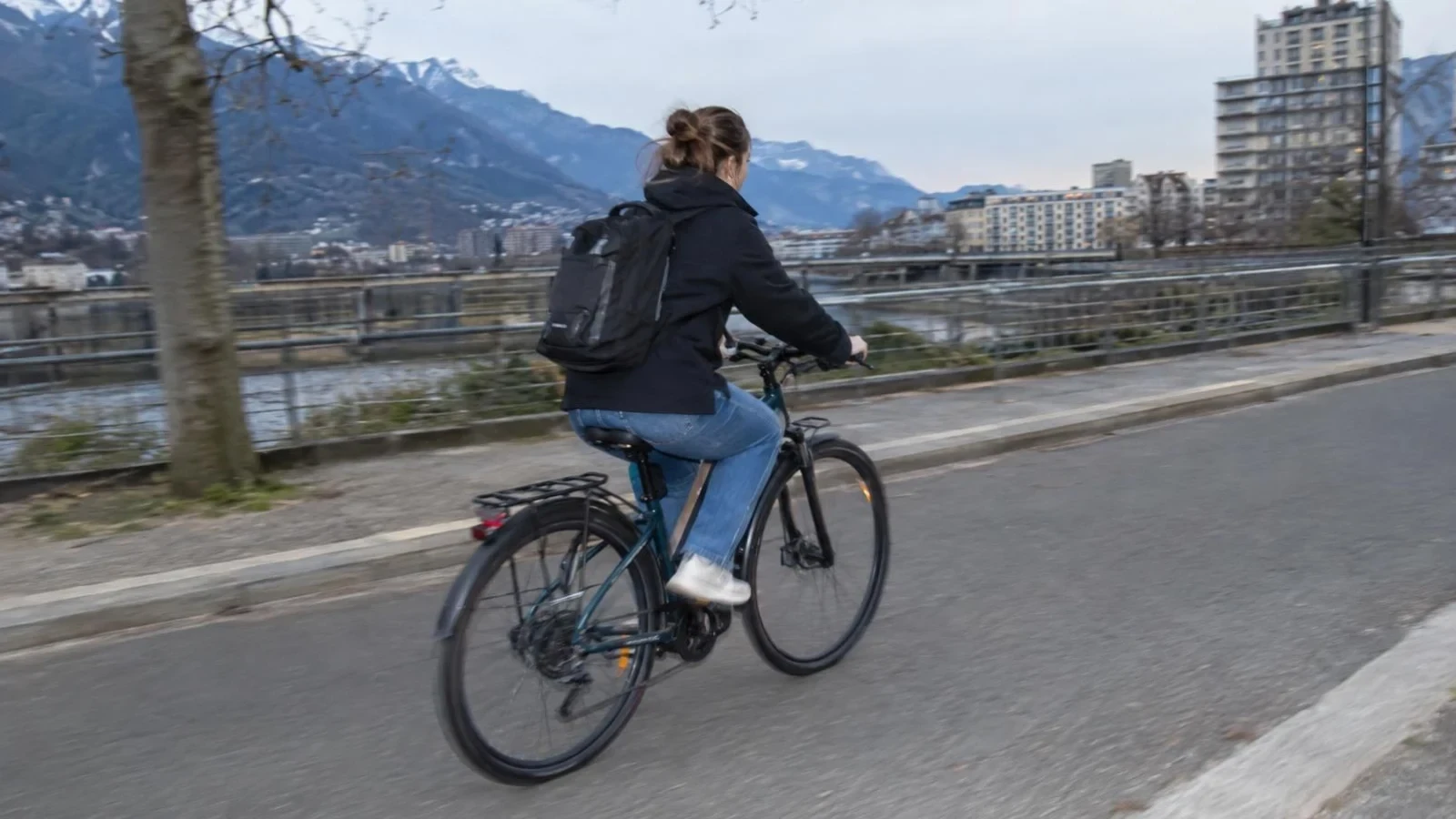 Photographie éditoriale prise sur le vif illustrant À Grenoble, jusqu’à 500 € pour un vélo : demandez l’aide avant d’acheter à Grenoble Alpes Métropole