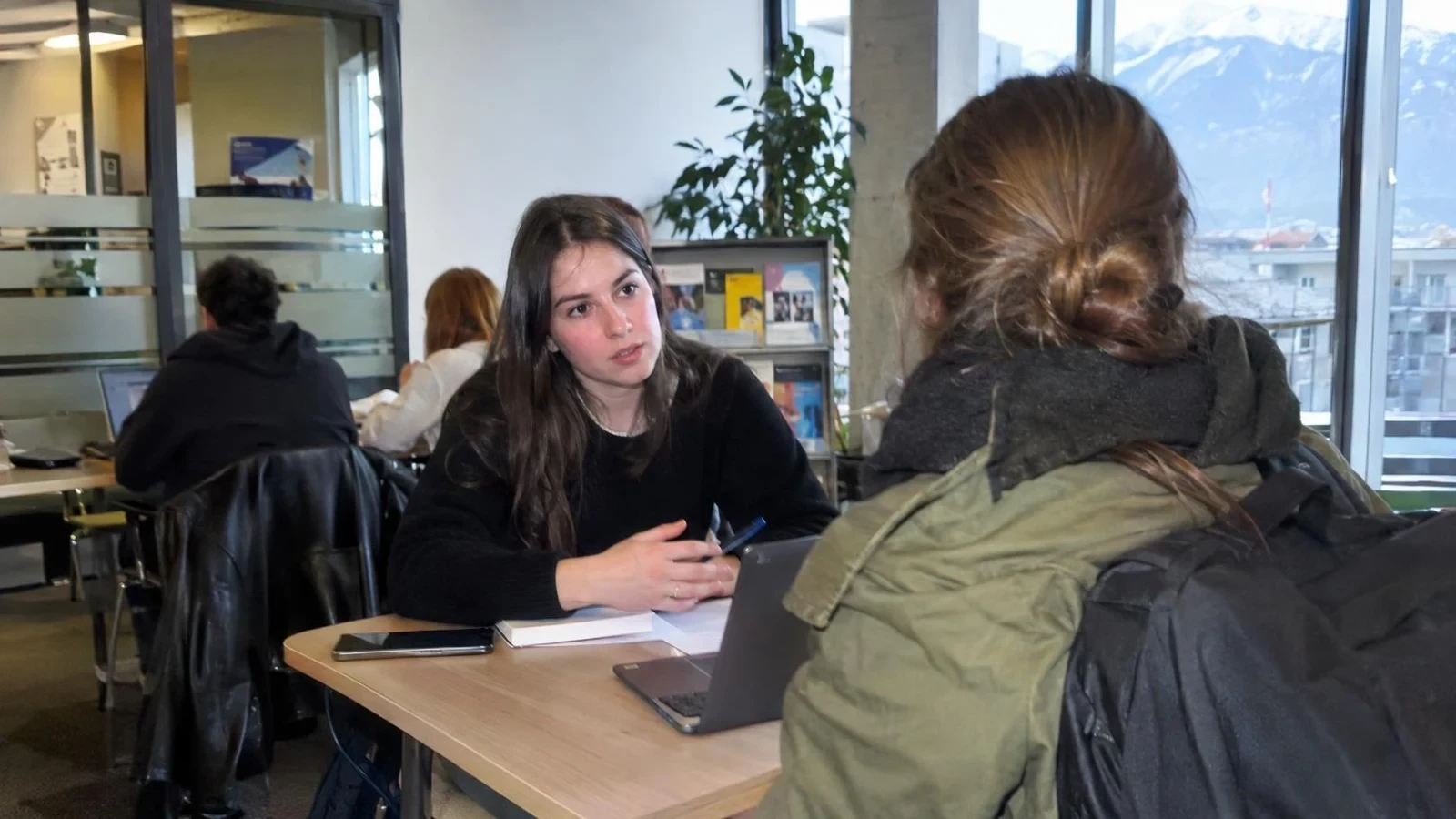 Illustration éditoriale contextuelle et non identifiable de Étudiants à Grenoble : un avocat ou Étujuris pour une question de droit ? à Grenoble