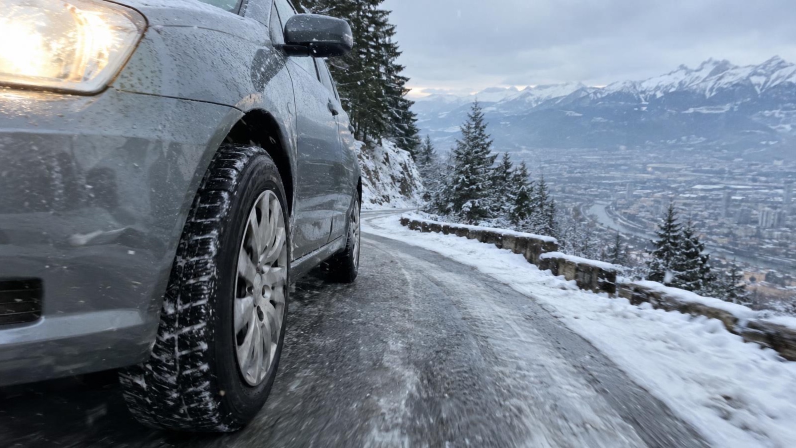 Photographie éditoriale prise sur le vif illustrant Pneus neige à Grenoble : obligatoires ou pas dès le 1er novembre ? Ce qui change pour Chamrousse, le Vercors et la Chartreuse à Grenoble et Isère