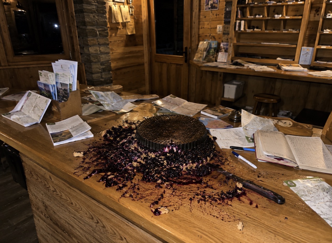 Reception d’un refuge de montagne dans le Vercors avec une tarte aux myrtilles abîmée sur une table, illustration contextuelle de l’incident.