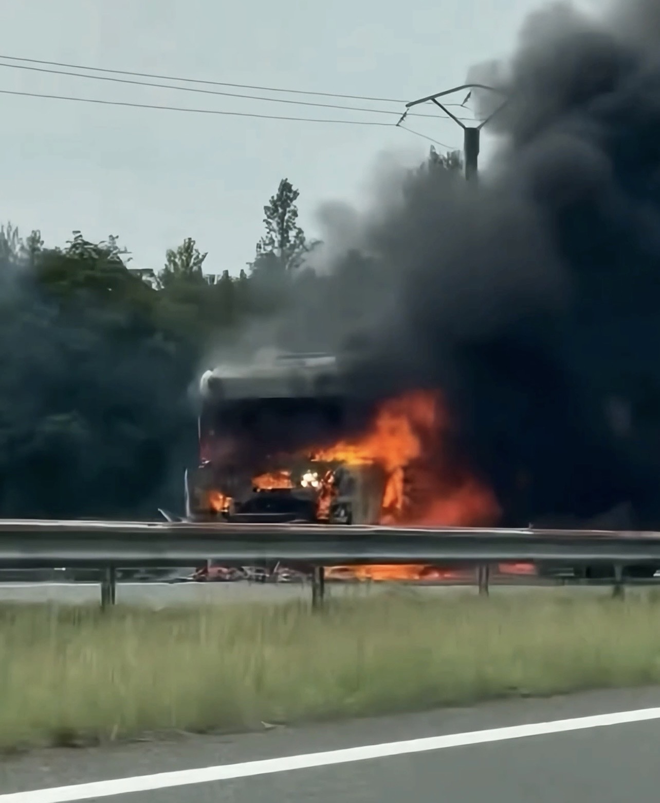 Poids lourd en feu sur l’autoroute A41 à hauteur du Touvet avec une importante colonne de fumée noire au-dessus de la chaussée.