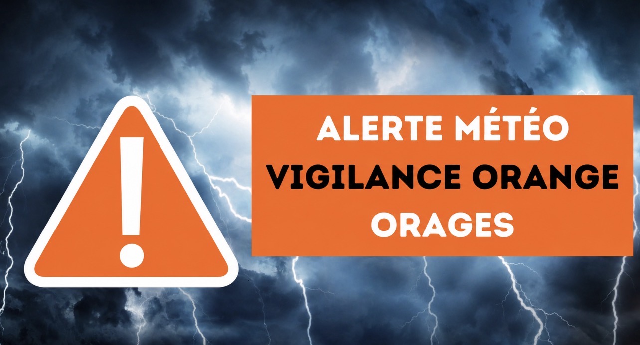 Gros nuages orageux au-dessus de Grenoble et des massifs alpins, illustration de la vigilance orange aux orages en Isère.