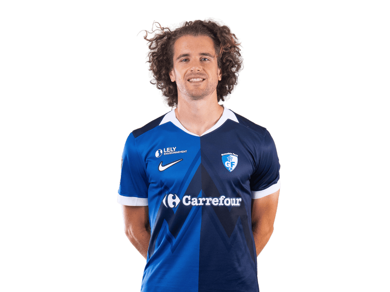 Maël Corboz avec le GF38 lors d’un match de football, illustration de l’actualité concernant sa blessure à la cuisse.
