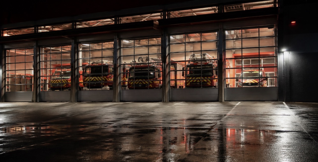 Caserne de sapeurs-pompiers et véhicule de secours à Bourgoin-Jallieu, illustration contextuelle du vol de matériel de désincarcération.