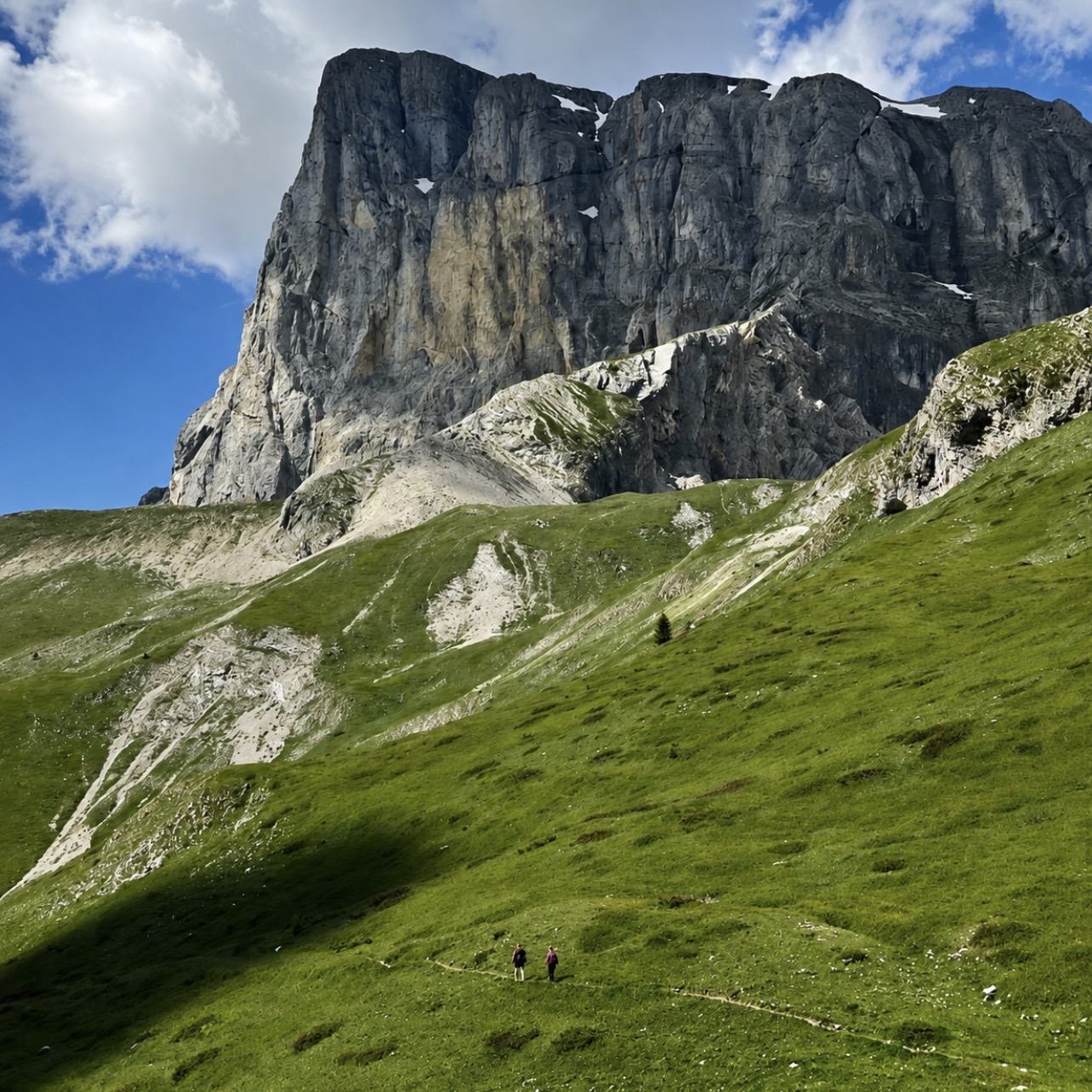 Vue du massif du Dévoluy et de ses arêtes rocheuses depuis le secteur de Tréminis, en Isère.