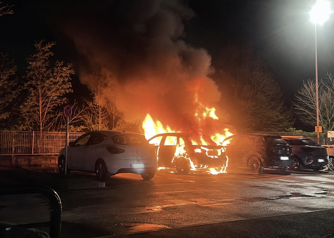 Extérieur d’une entreprise de démolition automobile à Moirans, illustration contextuelle de l’incendie ayant détruit 23 véhicules.