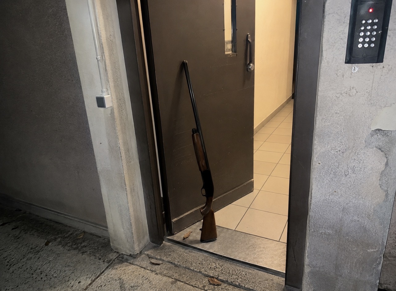 Pallier porte avec fusil de chasse