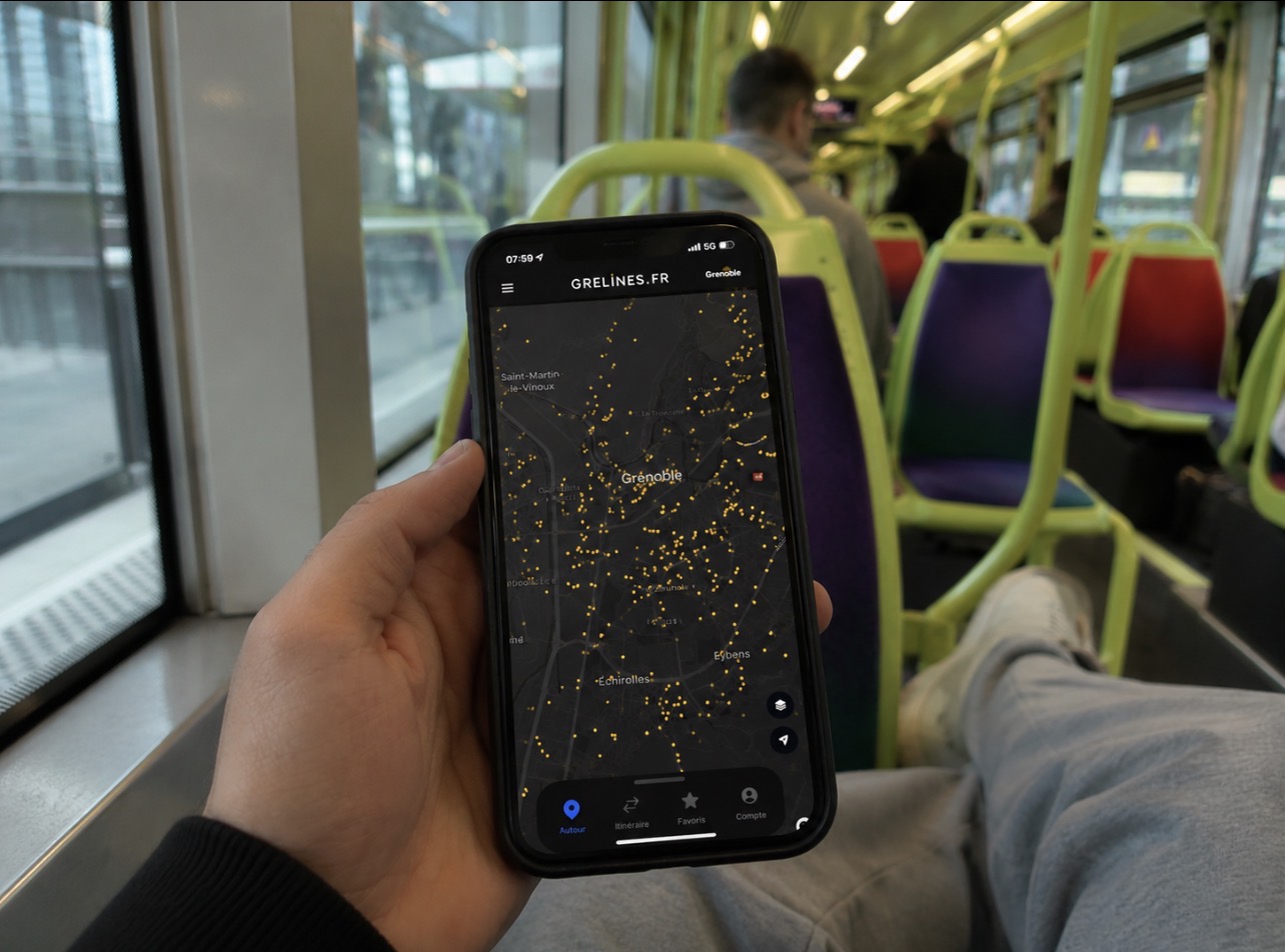Main tenant téléphone dans tram