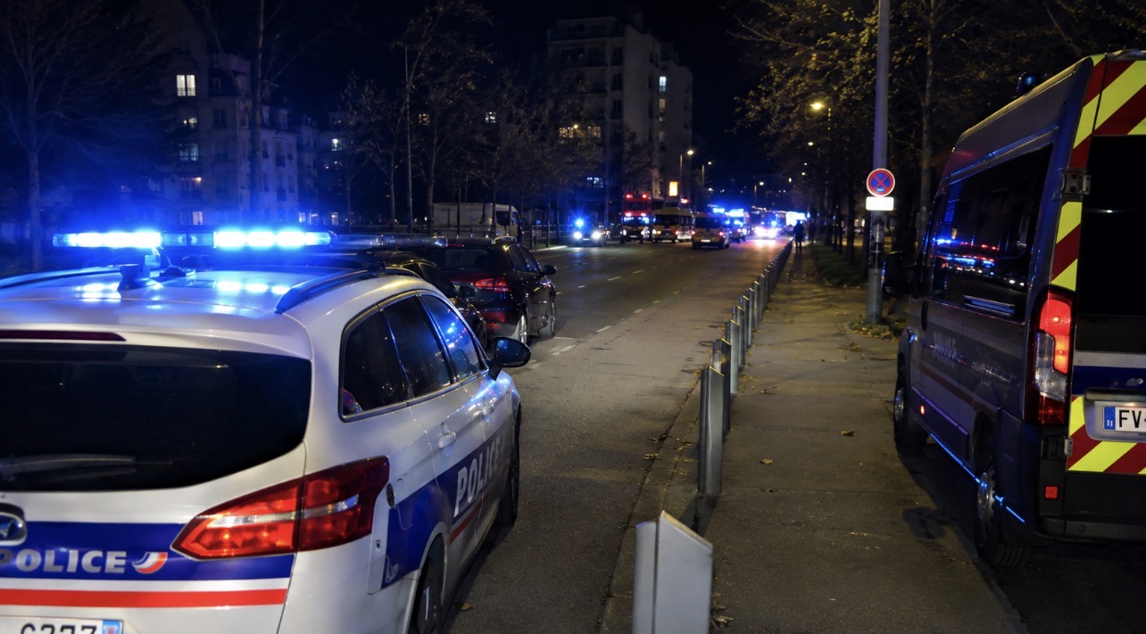 Rue avec voiture de police
