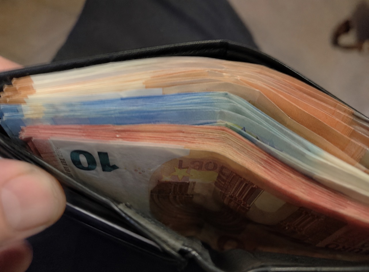 Portefeuille remplit de billets en euros