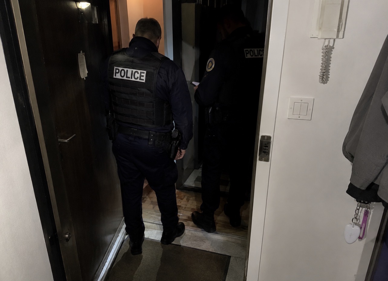 Porte d’un immeuble résidentiel à Grenoble, illustration contextuelle de l’enquête après l’intrusion de deux hommes encagoulés.