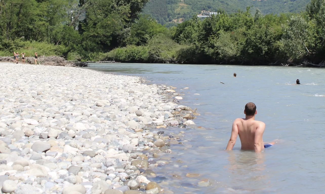 Personne posé dans l’eau du Drac