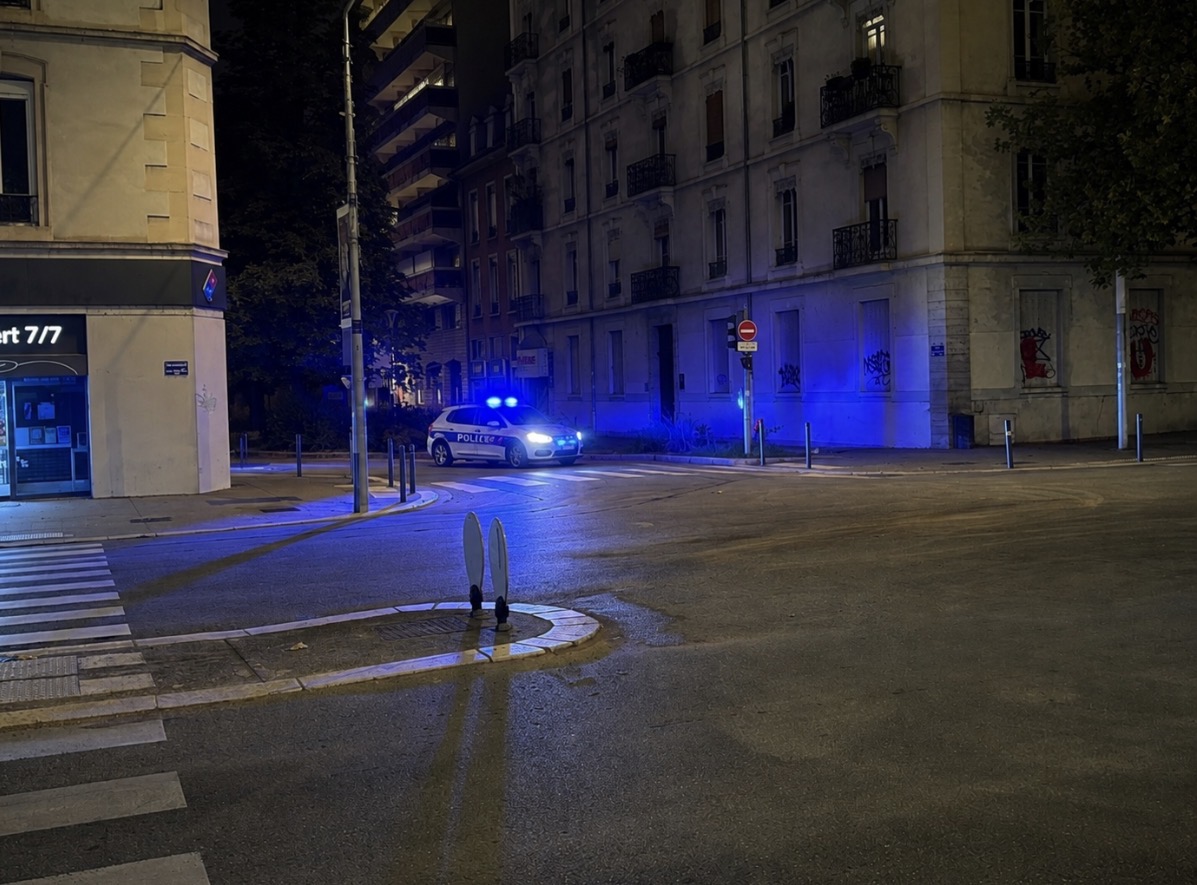 Boulevard Jean-Pain dans le secteur Chavant à Grenoble, où un motard de 56 ans a perdu la vie après une collision avec une voiture.
