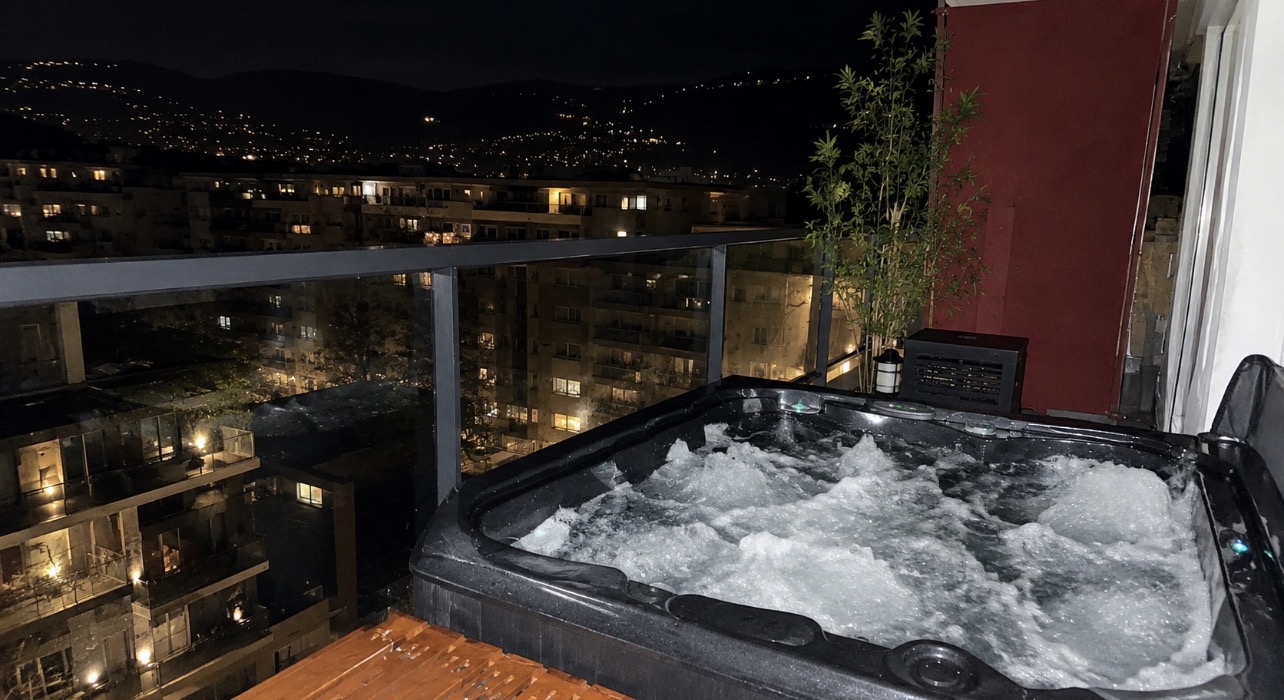 Terrasse d’un appartement à Échirolles avec jacuzzi