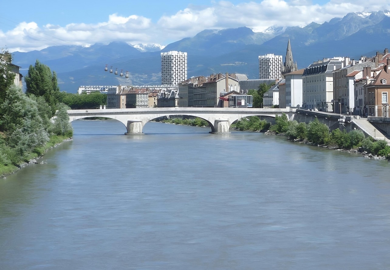 Vue de l’Isère à Grenoble entre le quai Jongkind et le pont de Chartreuse, secteur prévu pour la première baignade encadrée.