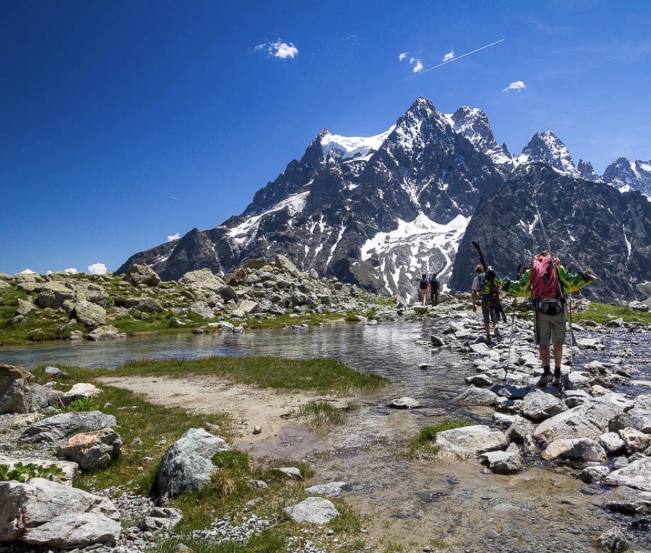 Vue du secteur montagneux de Vénosc et de l’Oisans, où les recherches se poursuivent pour retrouver une randonneuse portée disparue.