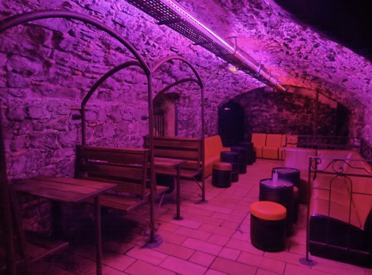 Intérieur du Vieux Manoir à Grenoble, boîte de nuit historique qui annonce sa fermeture définitive après 55 ans d’existence.
