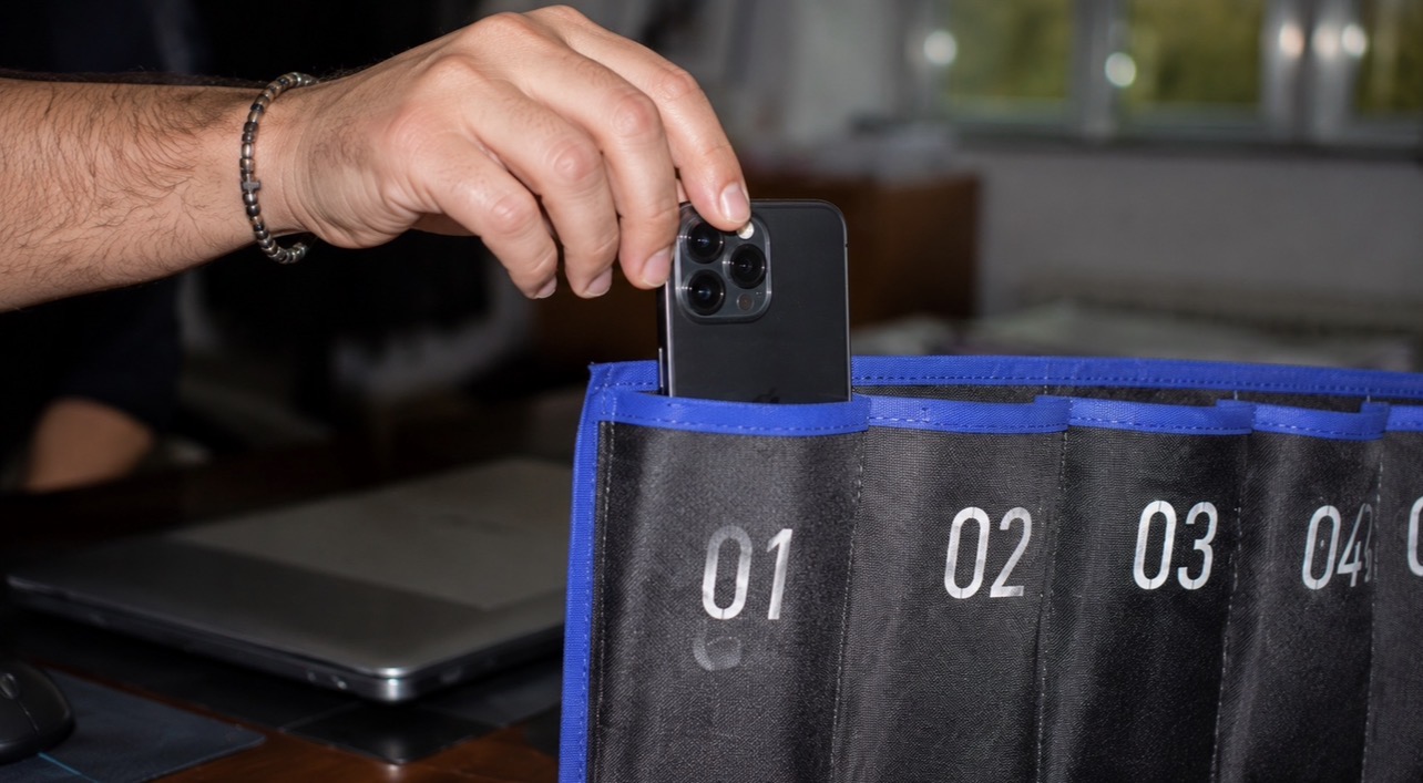 smartphone rangé dans une pochette de collecte numérotée.