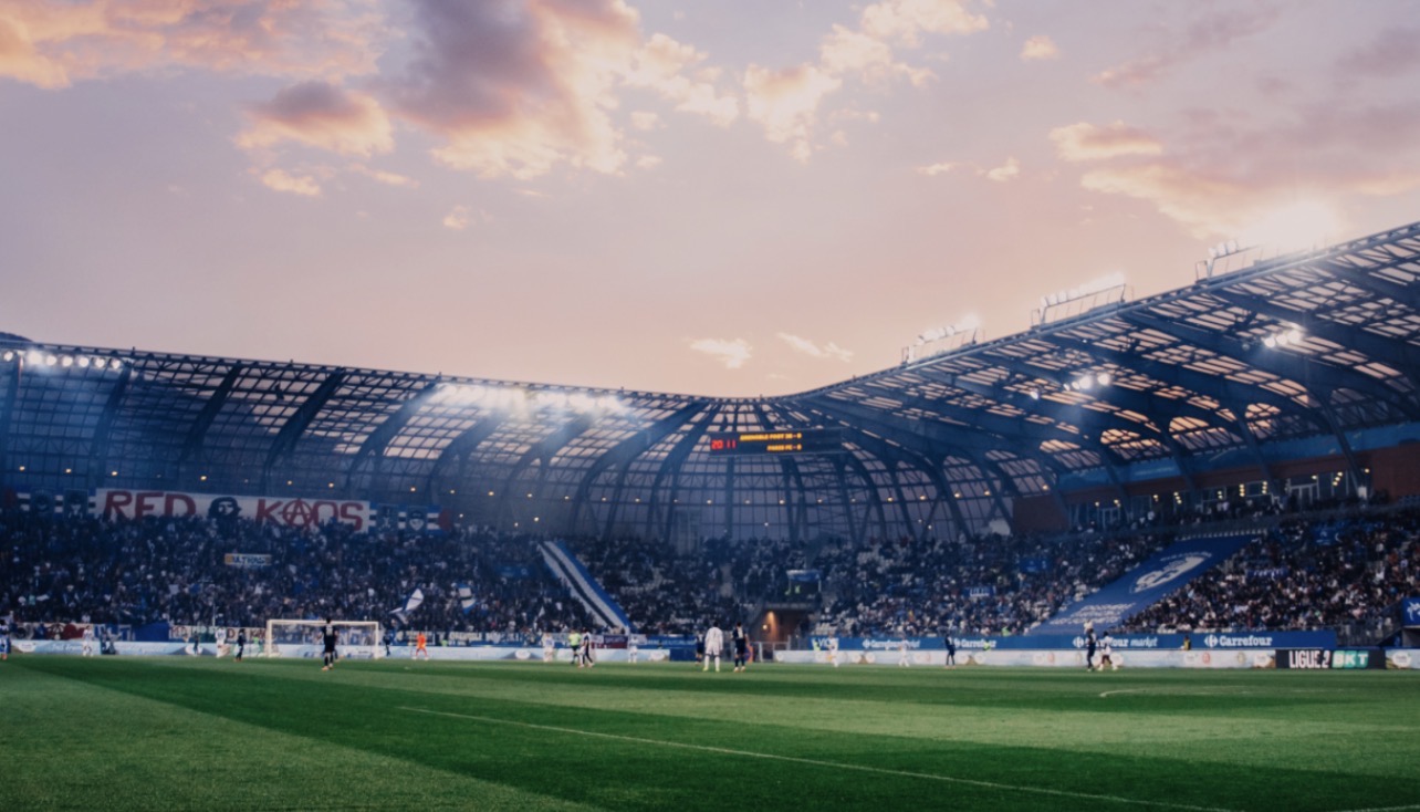 Le Stade des Alpes à Grenoble avant le derby de Ligue 2 entre le GF38 et le FC Annecy.