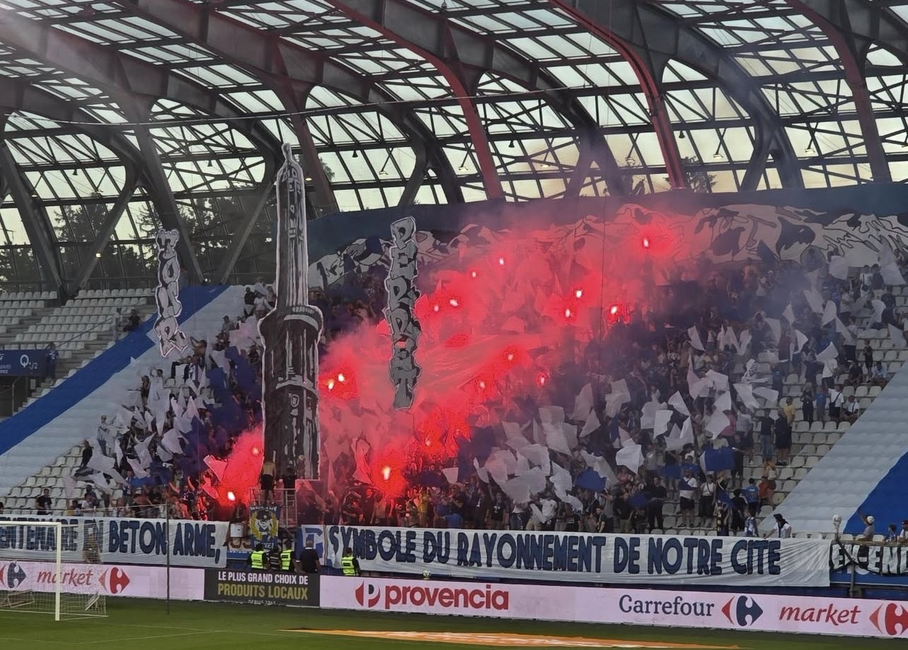 Tribune ouest GF38 Stade des Alpes Red Kaos