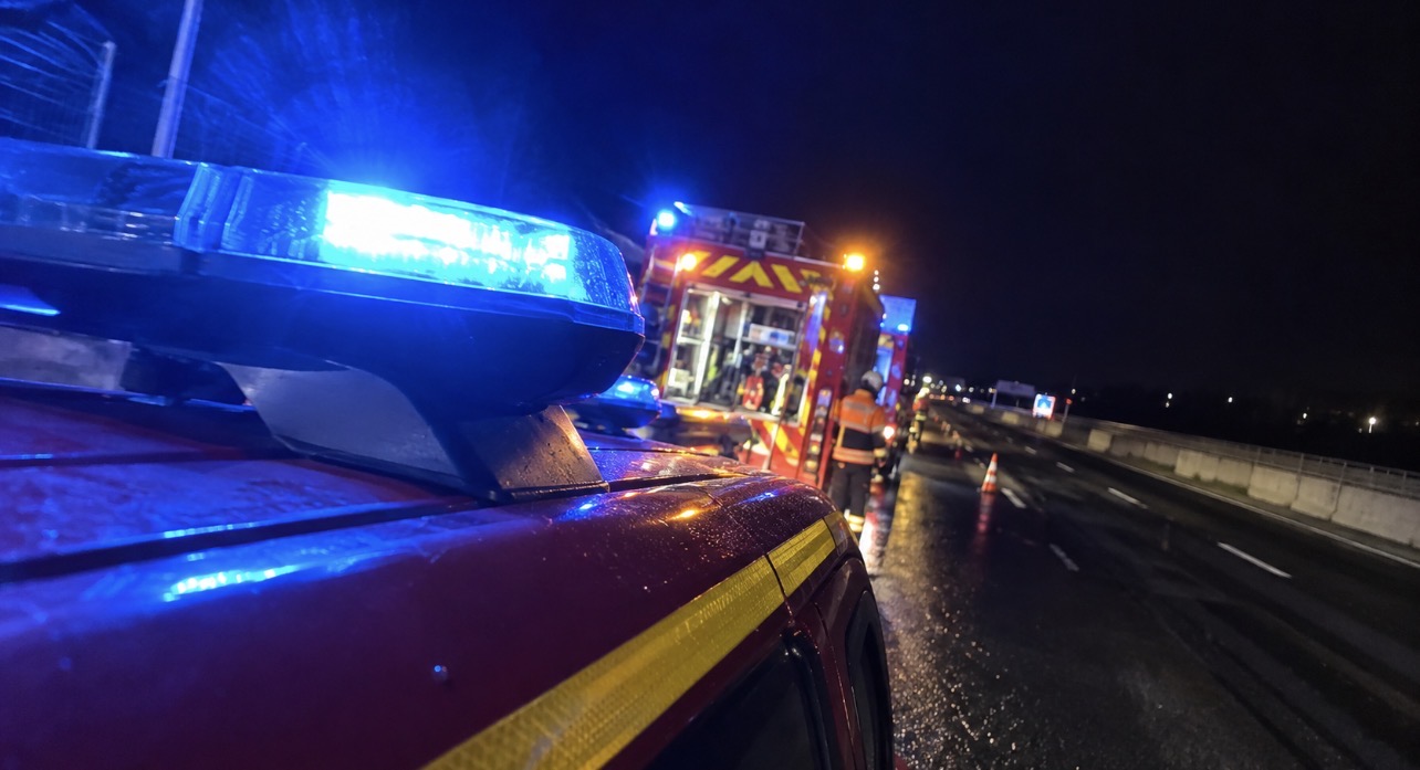 Rocade sud à hauteur d’Eybens de nuit, avec des véhicules de secours présents après un accident de la circulation.