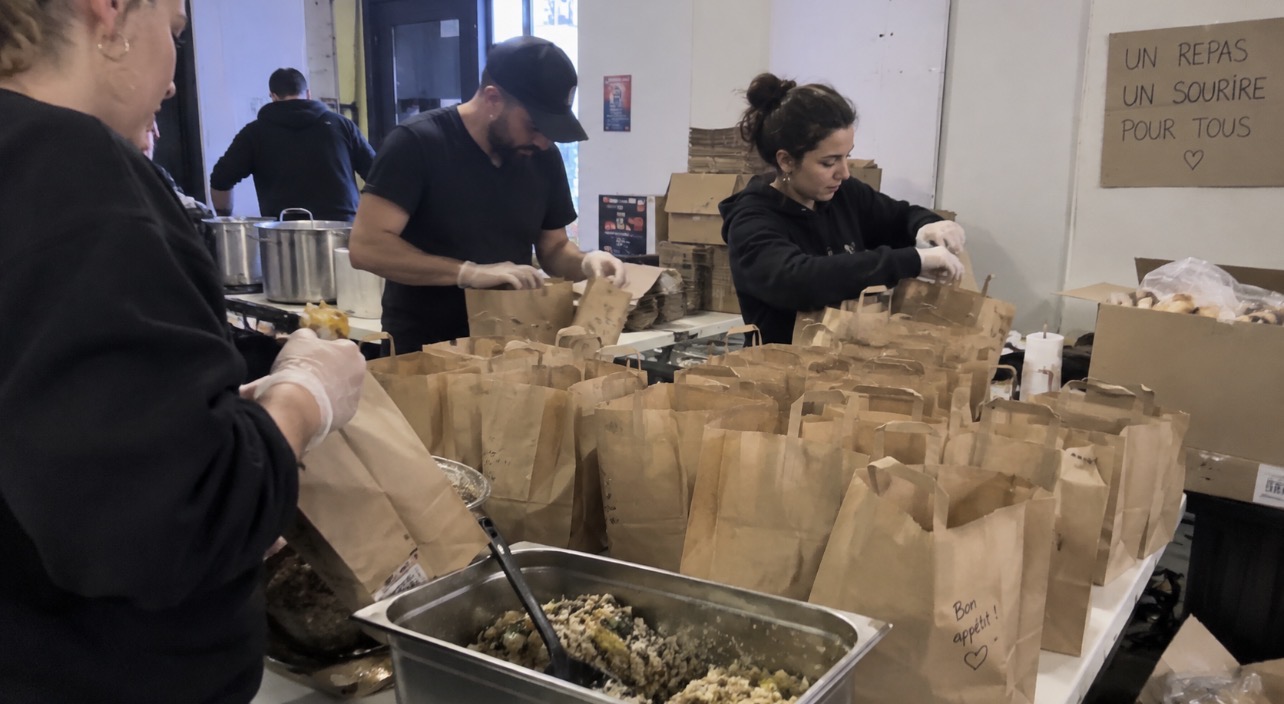 Longue file d’étudiants attendant une distribution alimentaire à Grenoble en pleine rentrée universitaire.