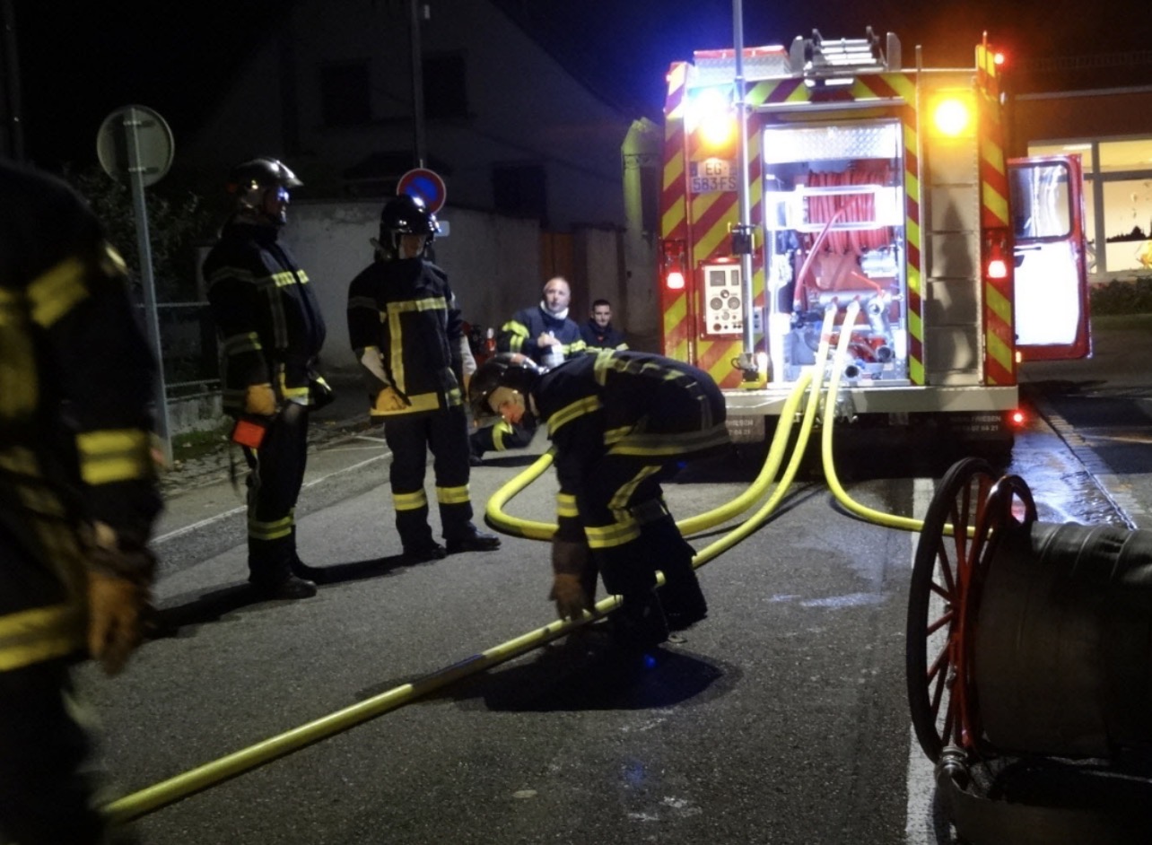 Intervention des sapeurs-pompiers après un incendie nocturne dans un commerce du centre-ville de Grenoble.