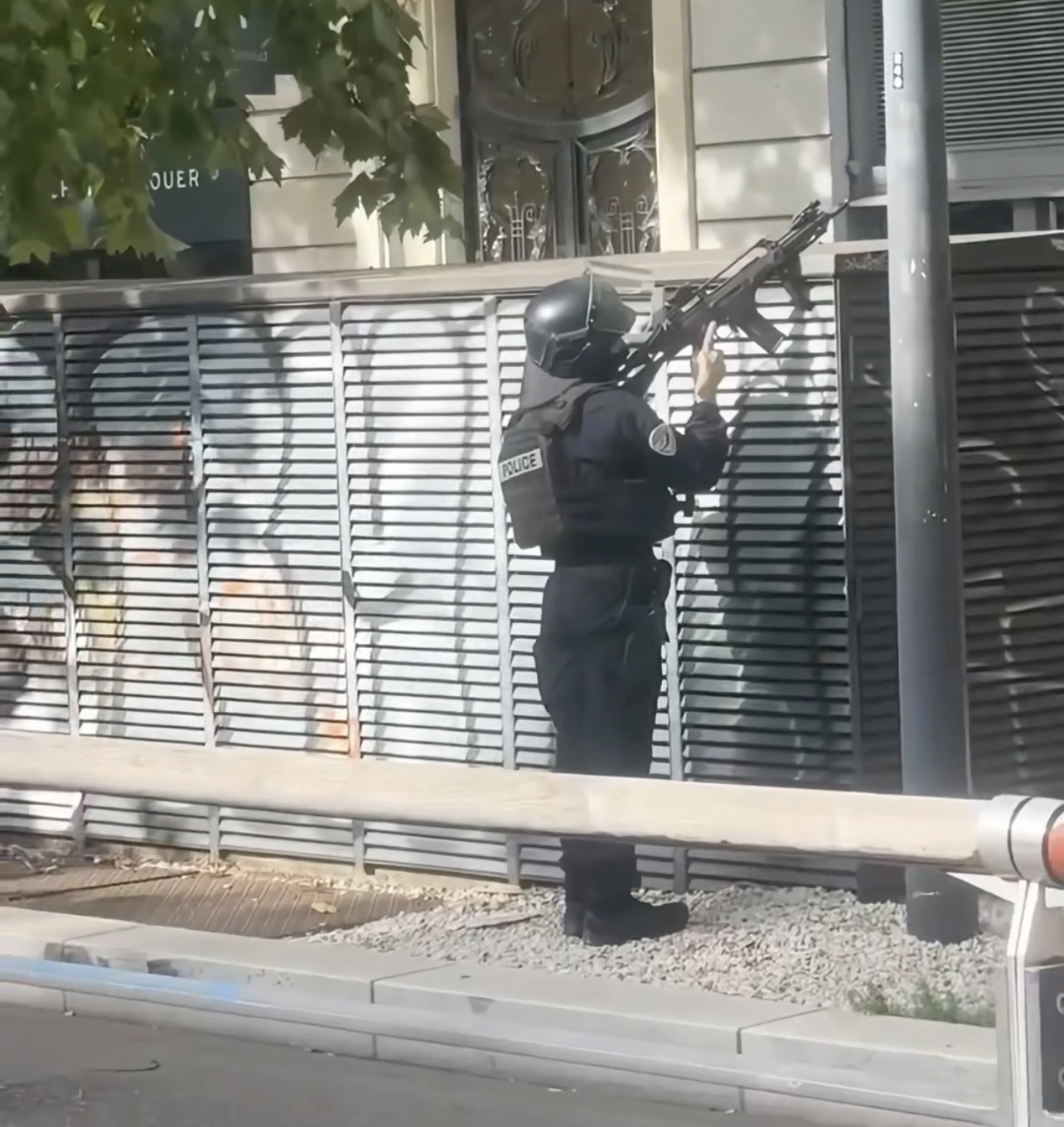 Cours Jean-Jaurès à Grenoble avec une présence policière dans un environnement urbain.