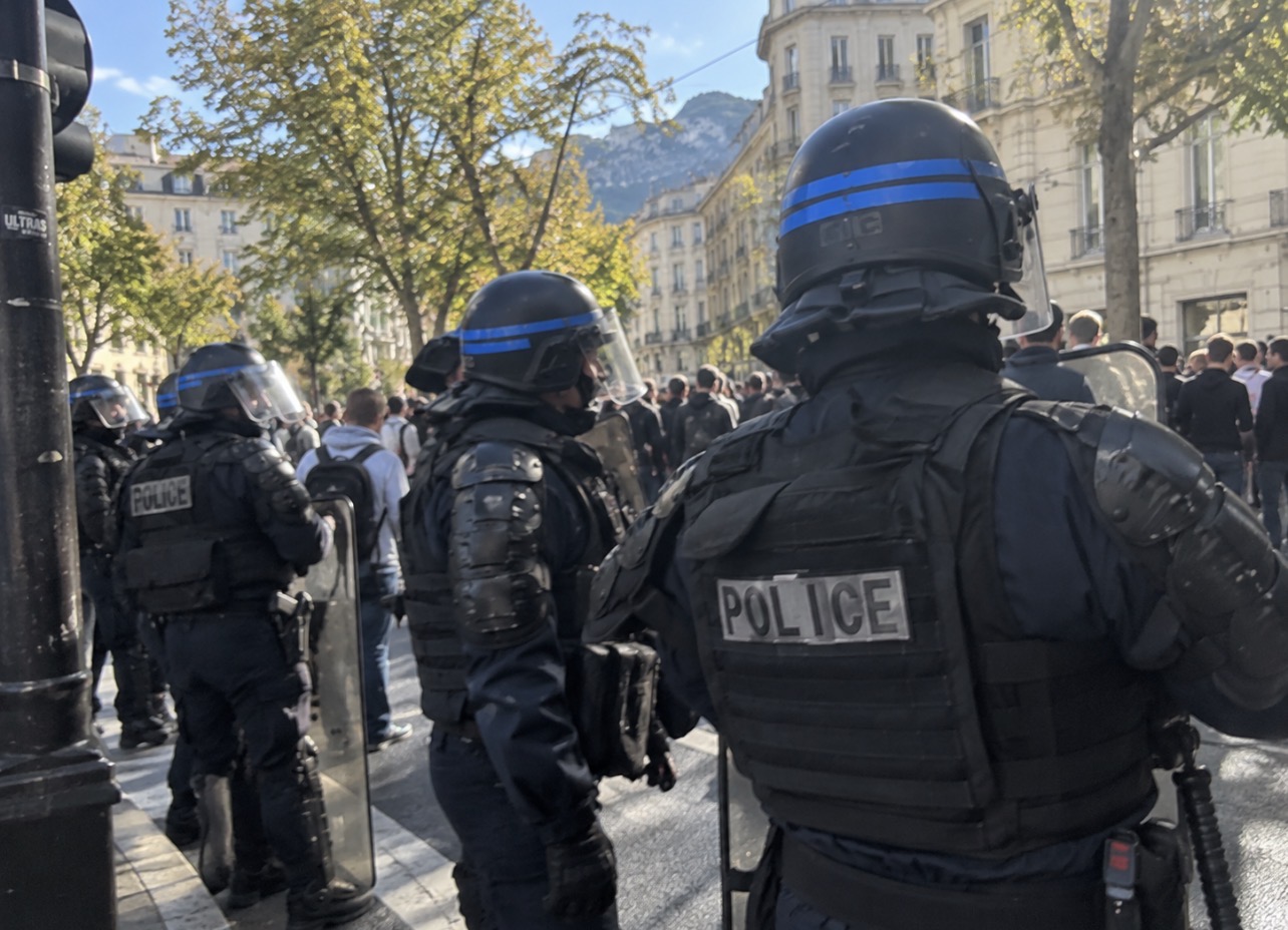 Hôtel de police de Grenoble vu depuis le boulevard Maréchal-Leclerc dans un contexte de rassemblement annoncé.