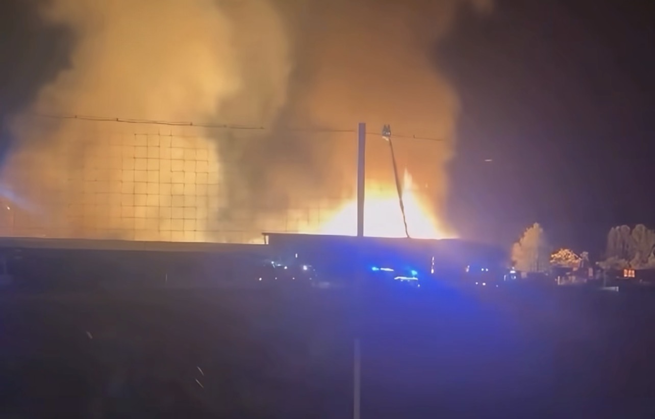 Scierie SciuruS à Goncelin ravagée par un important incendie avec bâtiment industriel détruit et intervention des pompiers.