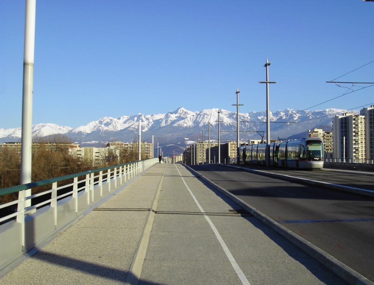 Pont de Catane à Grenoble au-dessus du Drac dans un contexte d’intervention des secours.