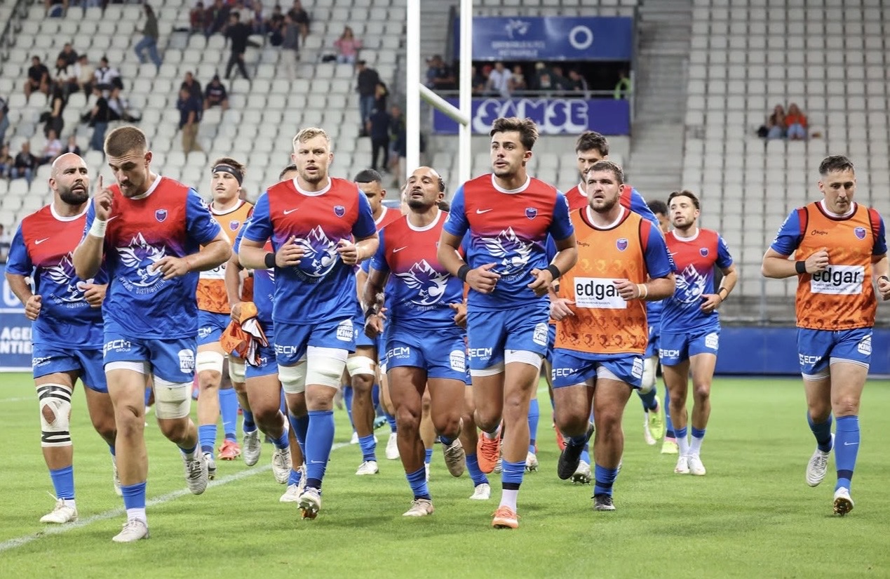 Stade des Alpes à Grenoble avant un match du FCG avec supporters et ambiance de derby autour des tribunes.