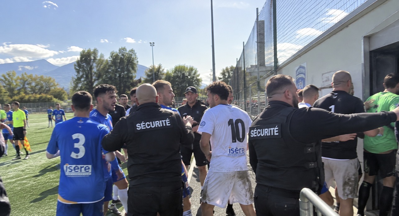 Stade Vercors à Grenoble dans le quartier Teisseire après un match de football amateur, avec joueurs et membres du staff près des vestiaires.