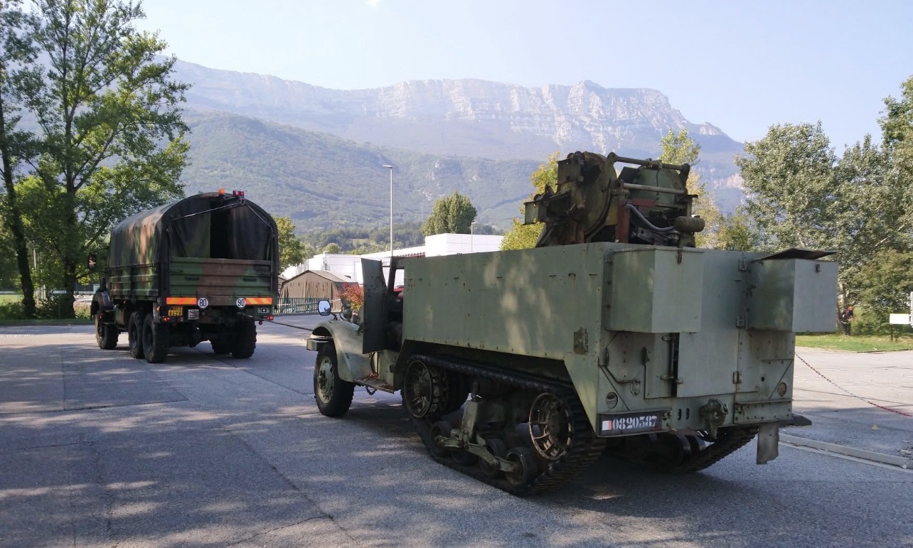Véhicules militaires blindés circulant sur une route en Isère dans le cadre d’un exercice du 93e régiment d’artillerie de montagne.