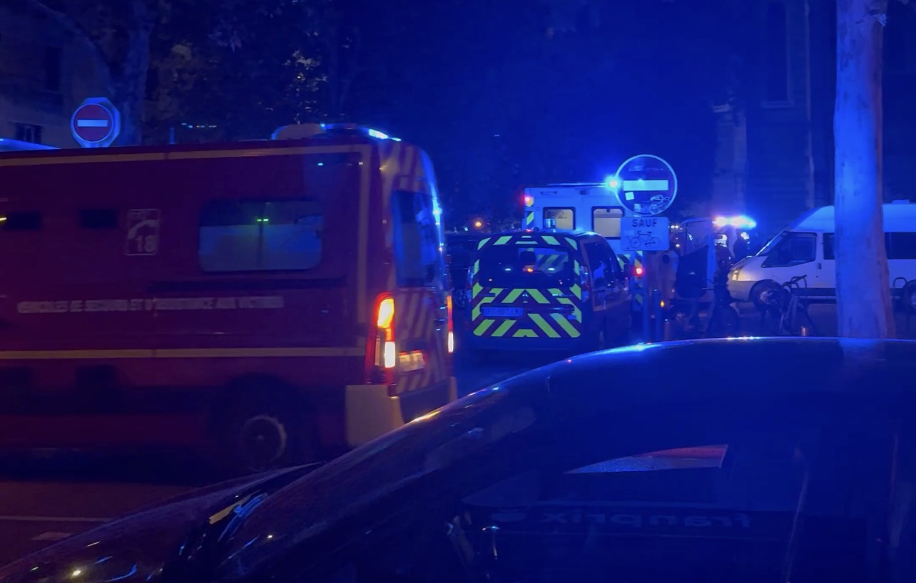 Intervention des pompiers de nuit place Saint-Bruno à Grenoble après un incendie dans un immeuble d’habitation.