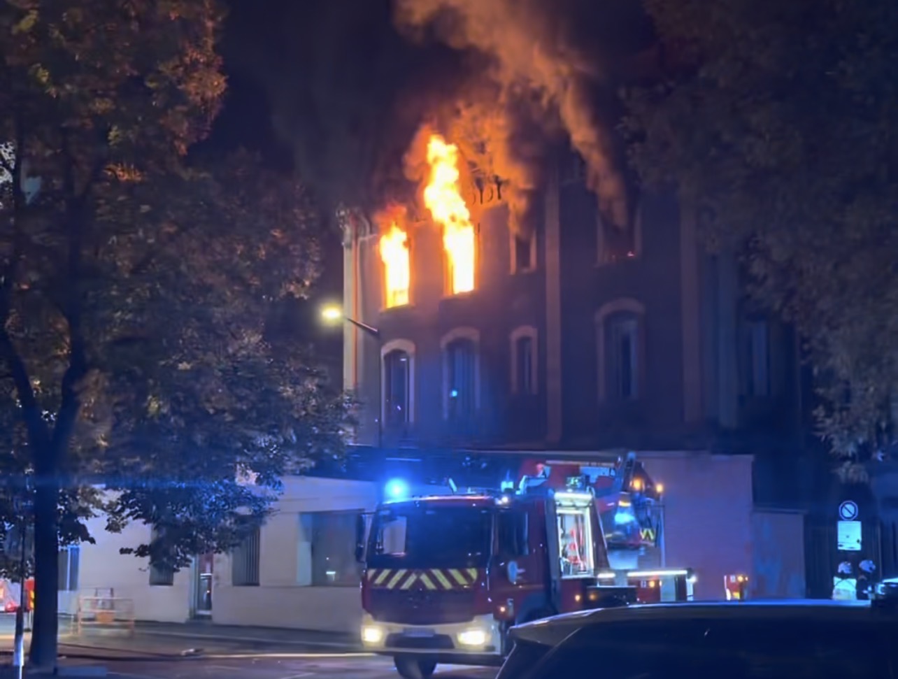 Intervention des pompiers de nuit place Saint-Bruno à Grenoble après l’incendie d’un appartement ayant fait cinq blessés.
