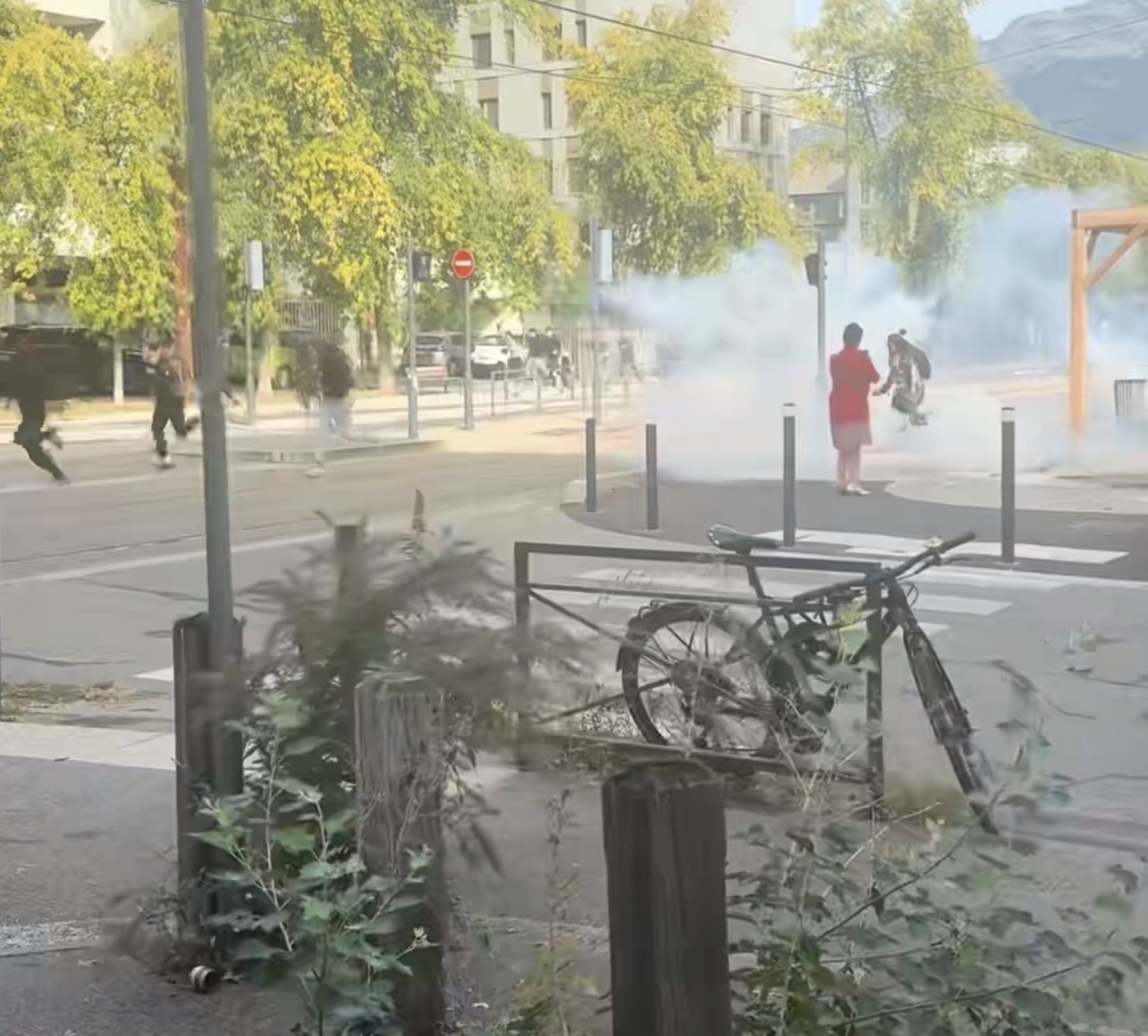 Mobilisation devant le lycée Emmanuel-Mounier à Grenoble avec présence de lycéens et de forces de l’ordre.