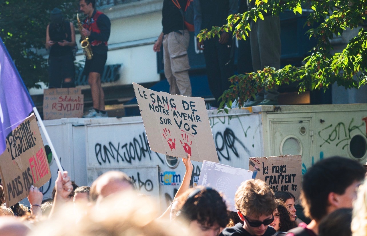 Illustration d'un rassemblement de lycéens et de personnels de l'Éducation devant un établissement scolaire à Grenoble, dans le contexte des mobilisations d'octobre 2026.