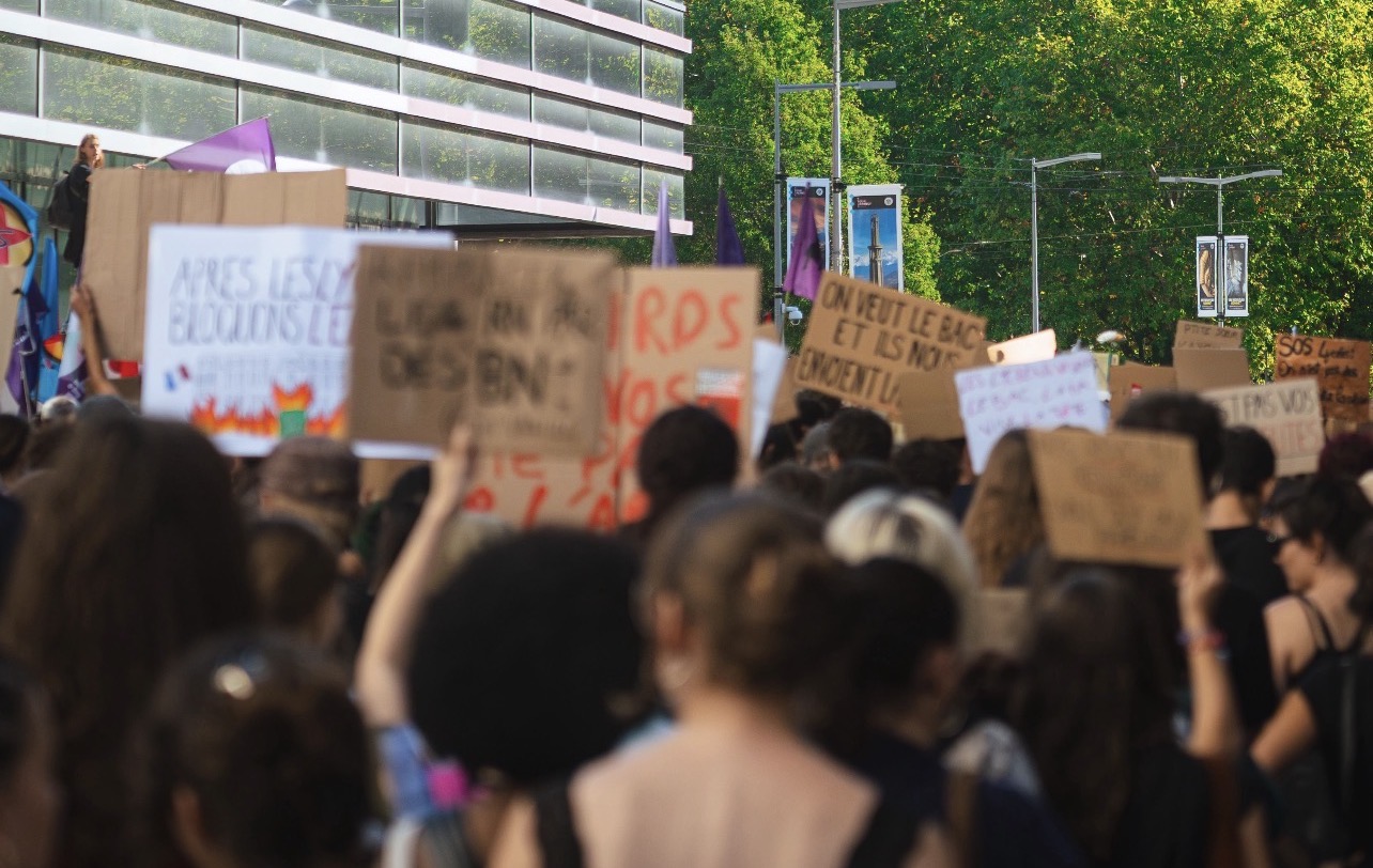 Étudiants rassemblés sur le campus de l’Université Grenoble Alpes à Saint-Martin-d’Hères pendant une mobilisation