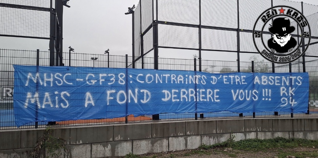 Banderole bleue de soutien au GF38 installée sur un grillage à la Poterne de Grenoble par les Red Kaos, avant le déplacement interdit des supporters à Montpellier.
