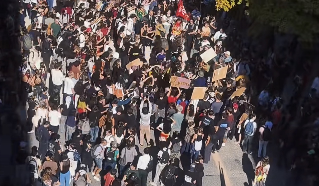 Étudiants rassemblés près de l’arrêt de tram Bibliothèques sur le campus de Saint-Martin-d’Hères lors de la mobilisation du 8 octobre 2026