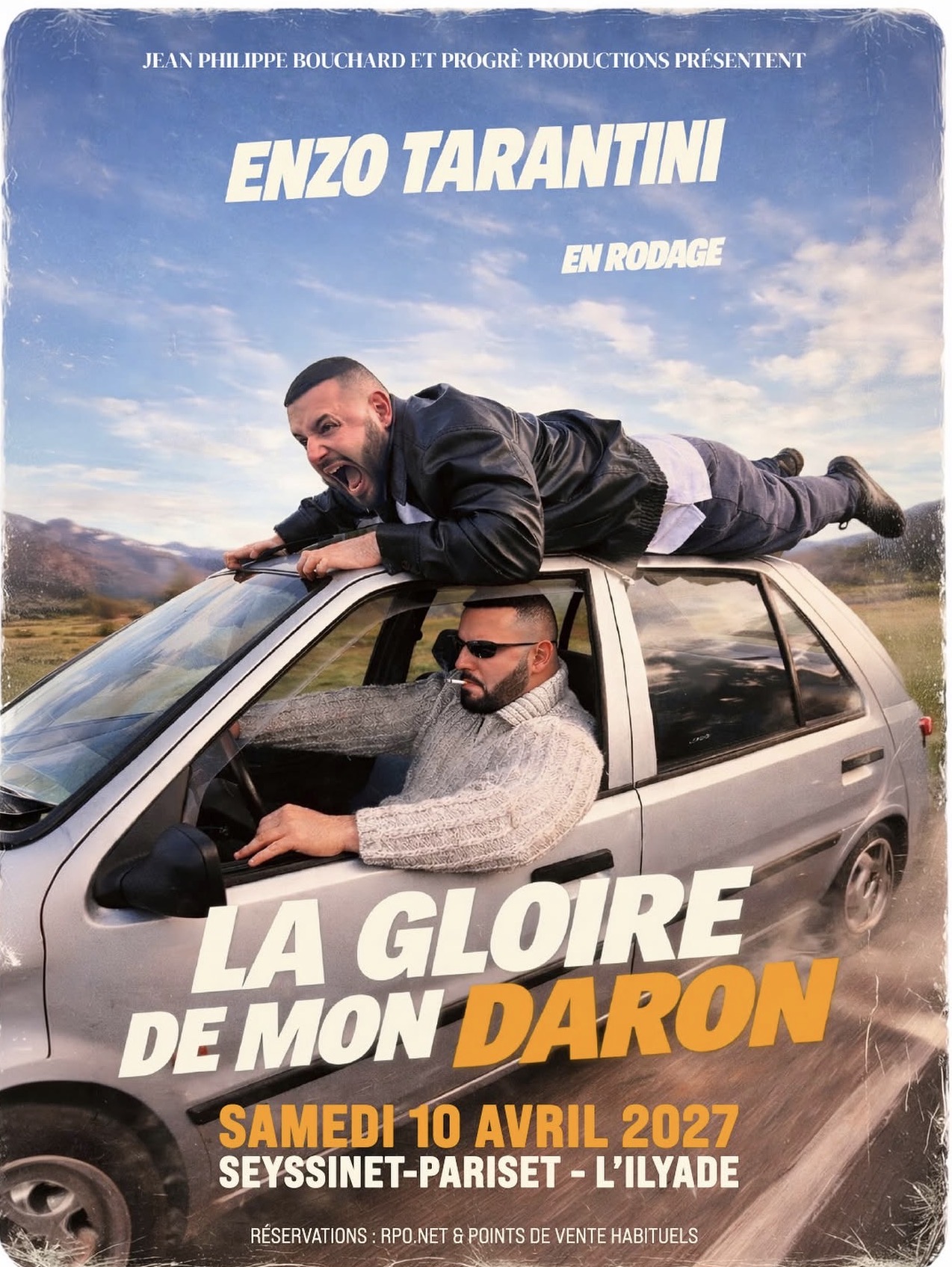 Affiche de La Gloire de mon Daron avec Enzo Tarantini allongé sur le toit d’une voiture et un second personnage au volant, avec la date du 10 avril 2027.