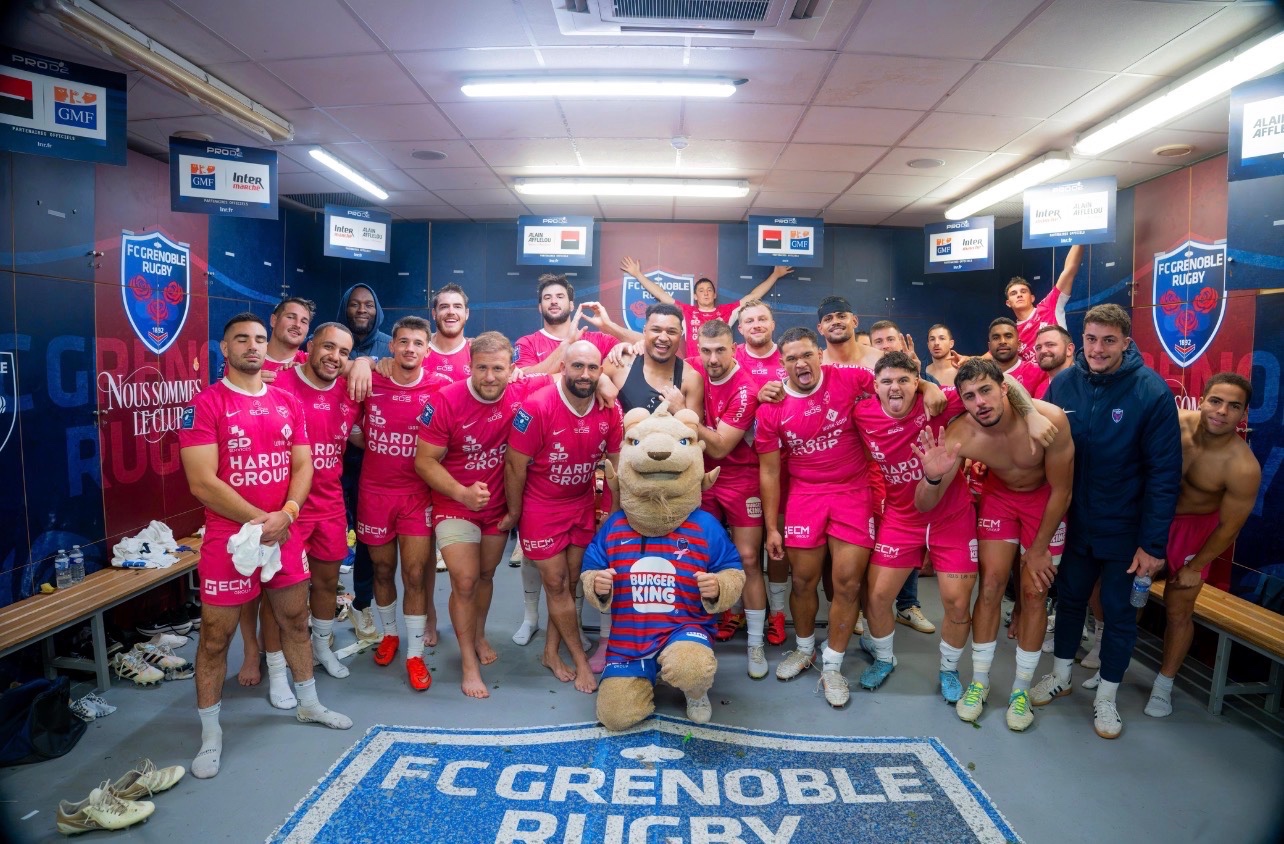 Joueurs du FC Grenoble Rugby portant un maillot rose à l'occasion d'Octobre Rose lors de la rencontre de Pro D2 contre Colomiers au Stade des Alpes, le 9 octobre 2026.