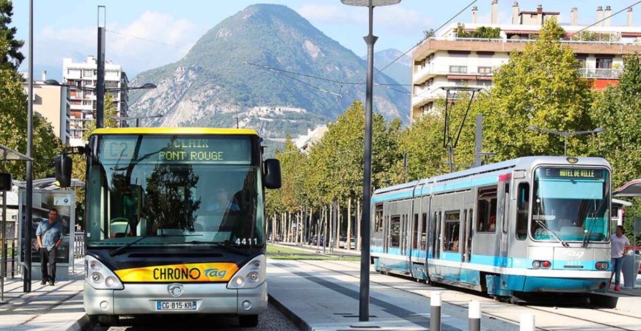 Tramway M réso circulant dans les rues de Grenoble, avec des usagers attendant les transports en commun à un arrêt, pour illustrer le préavis de grève chez MTag débutant le 12 octobre 2026.