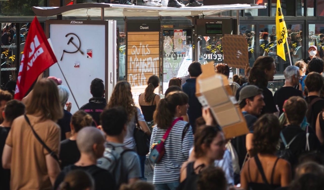 Illustration d'une mobilisation de lycéens, d'étudiants et d'enseignants dans les rues de Grenoble, à l'occasion des manifestations annoncées le 13 octobre 2026.