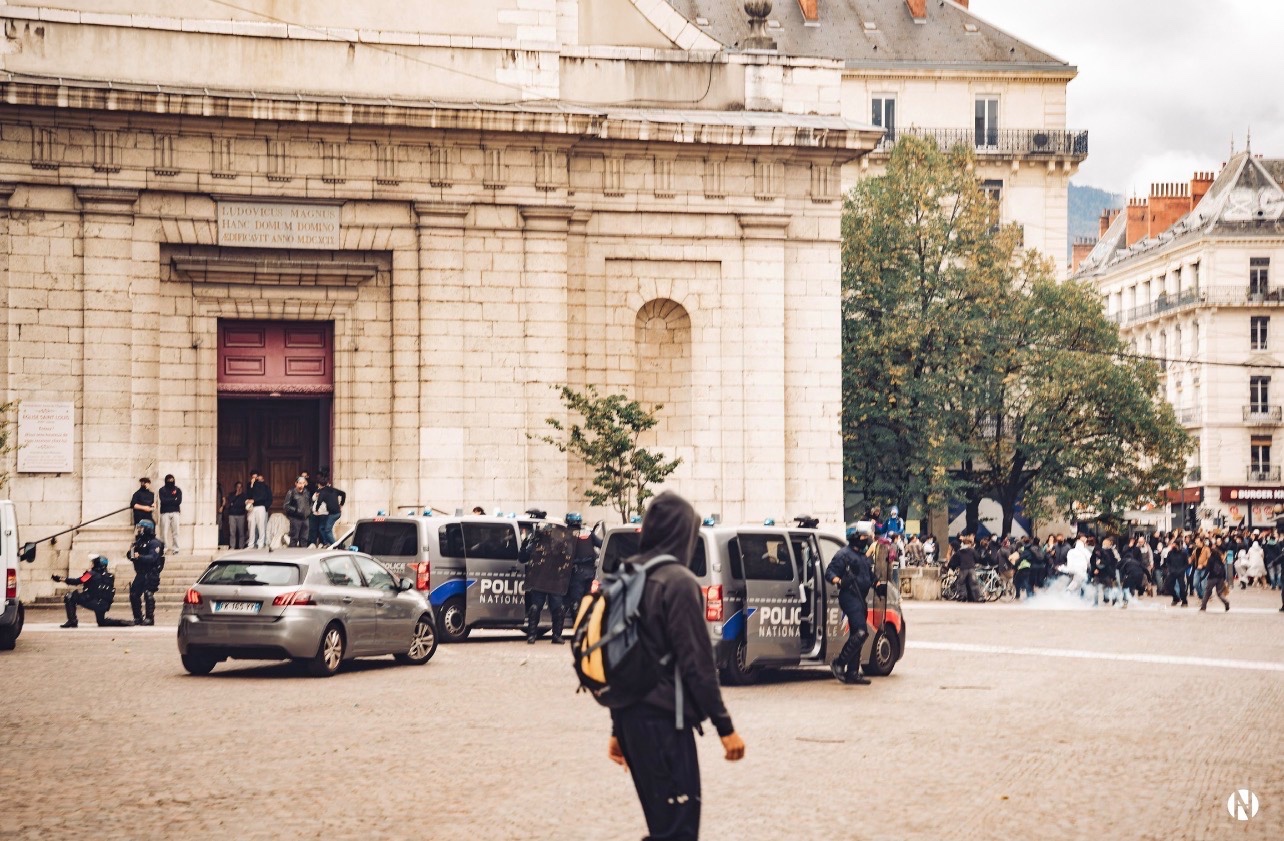 Centre-ville de Grenoble de nuit pendant le week-end d'Halloween, illustration des restrictions de circulation et du couvre-feu instauré le samedi 31 octobre 2026 dans plusieurs secteurs de Grenoble, Échirolles et Saint-Martin-d'Hères.
