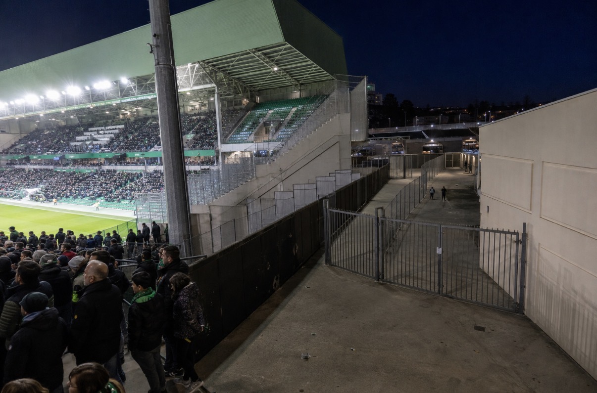 Stade Geoffroy-Guichard à Saint-Étienne avant ASSE-GF38, sans parcage visiteurs grenoblois.