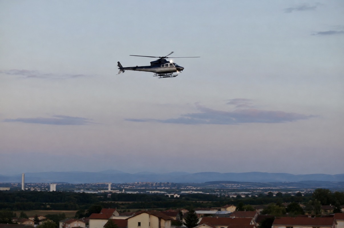 Hélicoptère survolant Villefontaine lors de recherches pour retrouver un garçon de 12 ans disparu